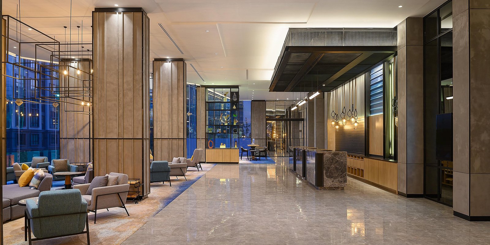 holiday-inn-hotel-and-suites-siracha-6279647675-2x1